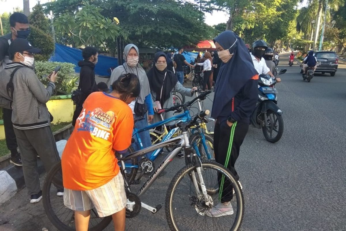 Ayo kayuh sepeda di kawasan Tugu Keris