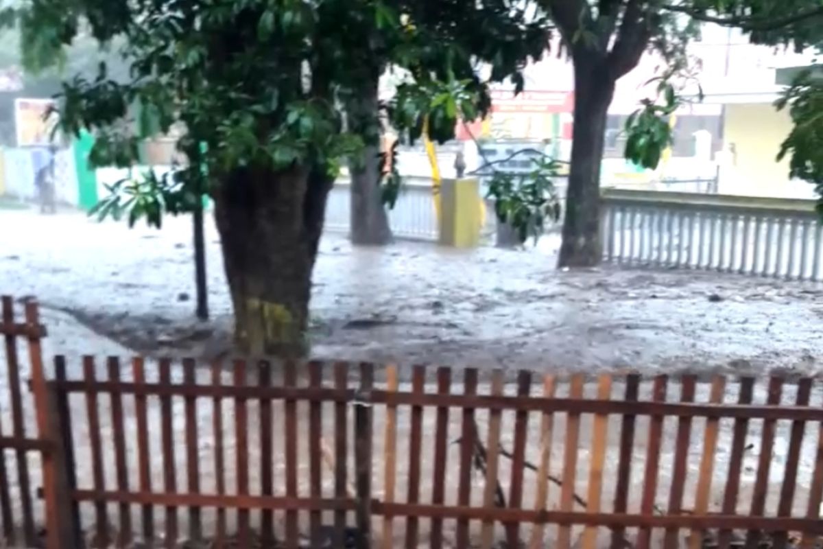 Flash floods submerge several areas of Gorontalo City