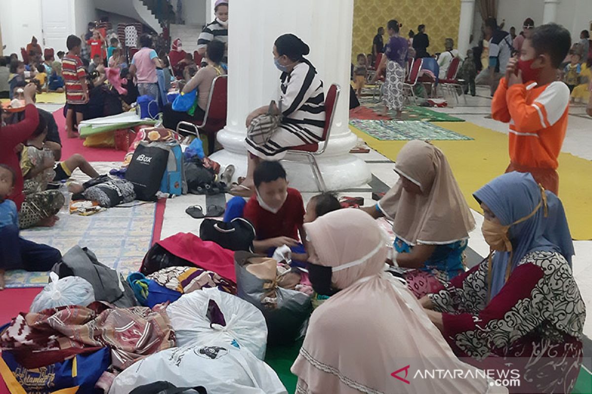 Ratusan korban banjir mengungsi di Gedung Bele Li Mbui