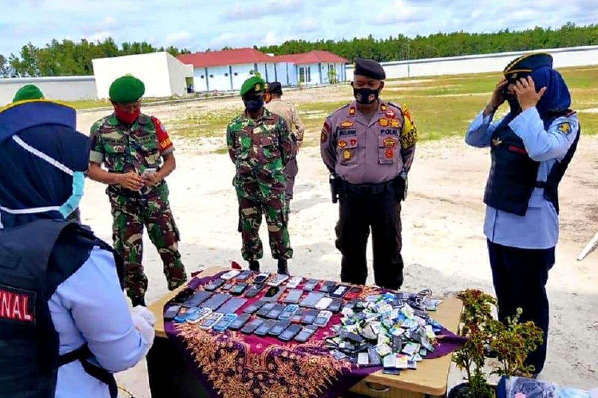 Petugas Lapas di Palangka Raya sita dan musnahkan berbagai benda