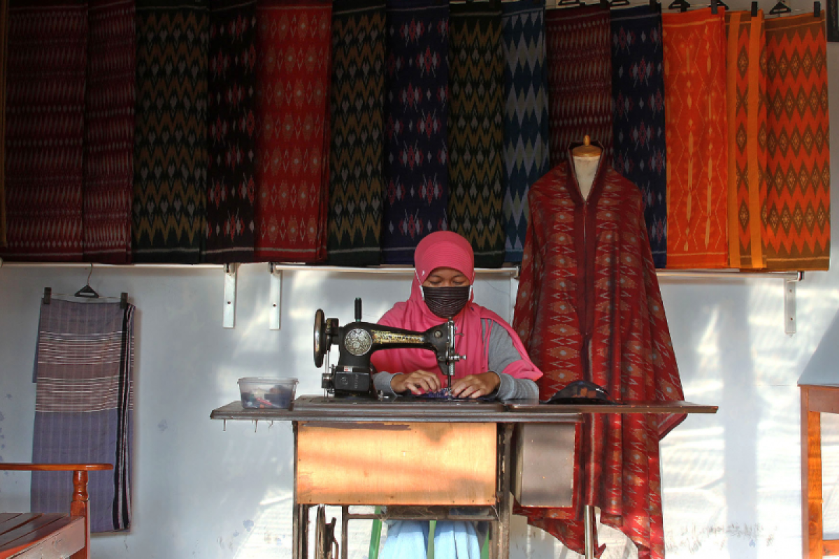 Perajin tenun ikat  di Kediri berinovasi dengan warna