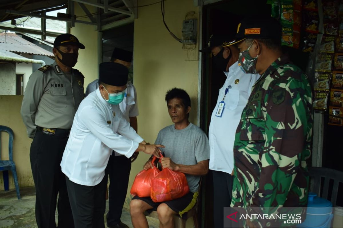 Bupati Sambas salurkan bantuan pihak ketiga untuk penyandang disabilitas