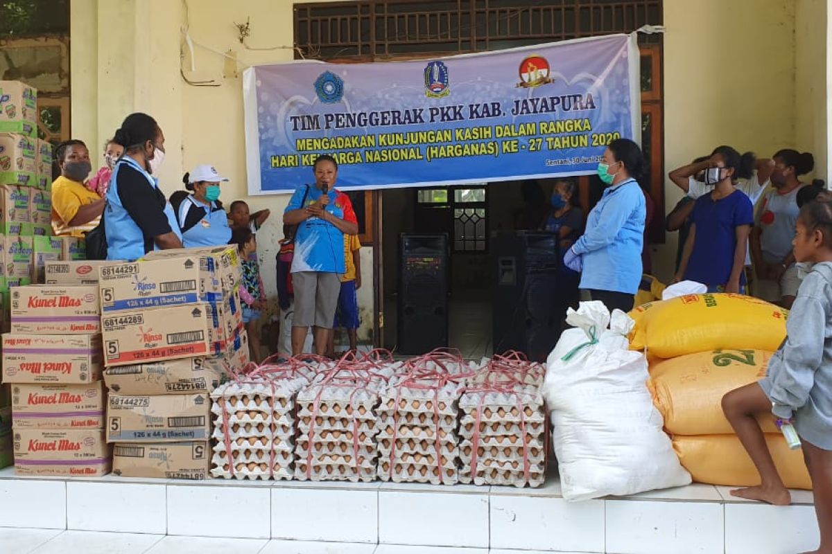 PKK Jayapura salurkan bantuan sembako warga terdampak COVID-19