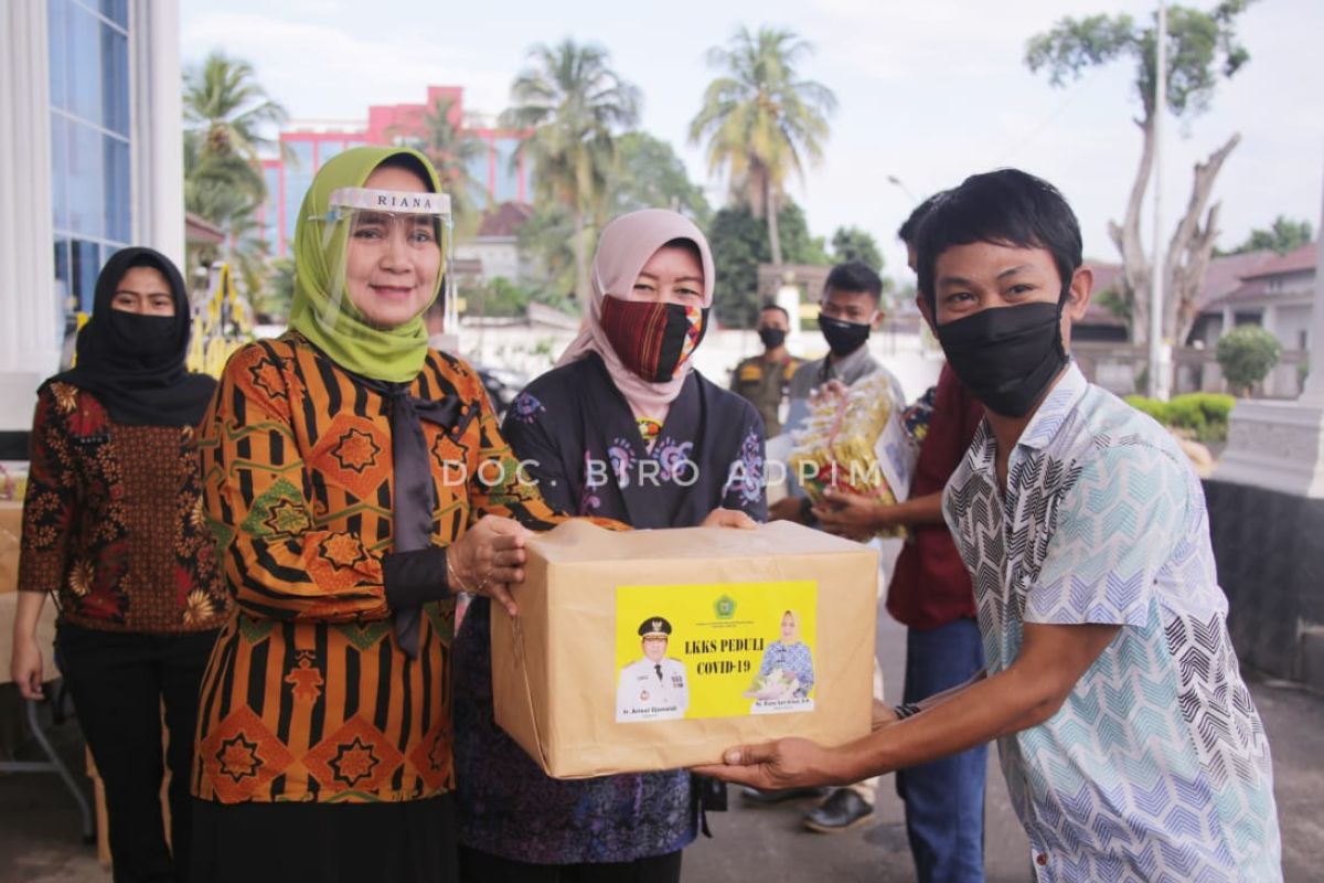 Ketua LKKS Lampung Riana Sari Arinal bagikan sembako untuk korban napza