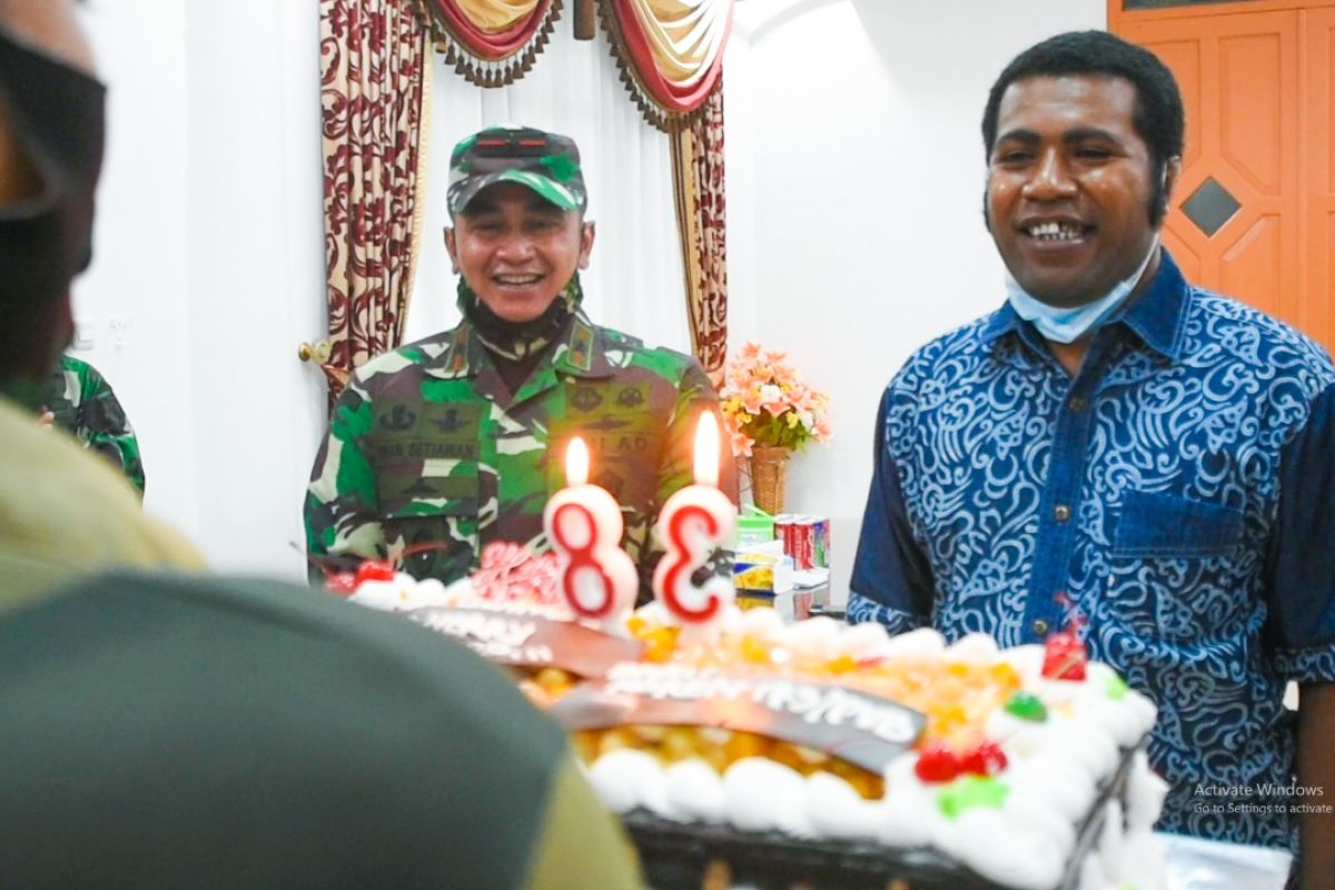 Danrem 173/PVB berikan ucapan selamat ulang tahun Bupati Biak