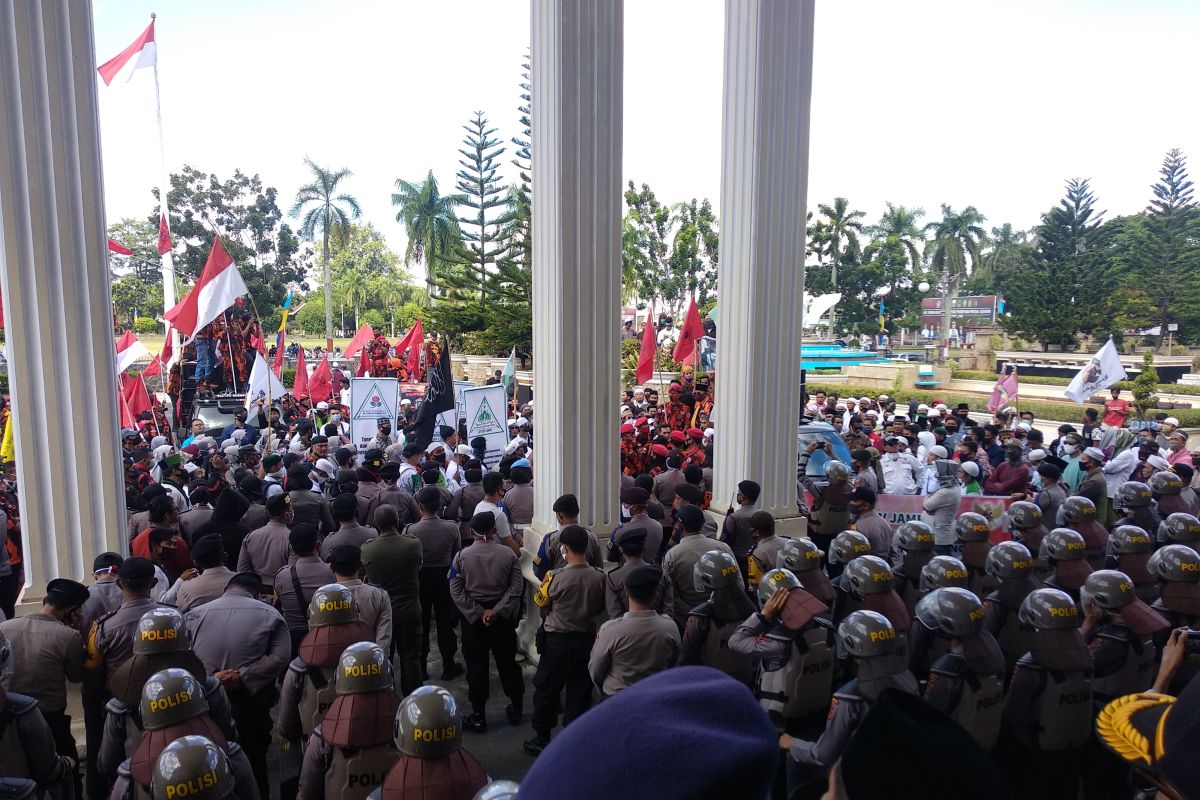 Aksi damai di DPRD, ribuan massa suarakan cabut RUU HIP