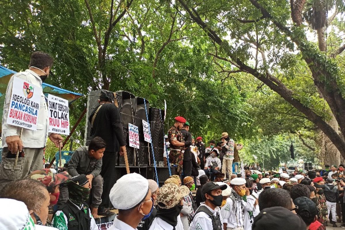 Ribuan orang demo tolak RUU HIP di DPRD Sumut, abaikan protokol kesehatan