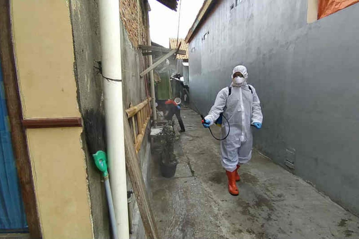 Pemkot Cirebon lakukan penyemprotan disinfektan di wilayah pasien COVID-19