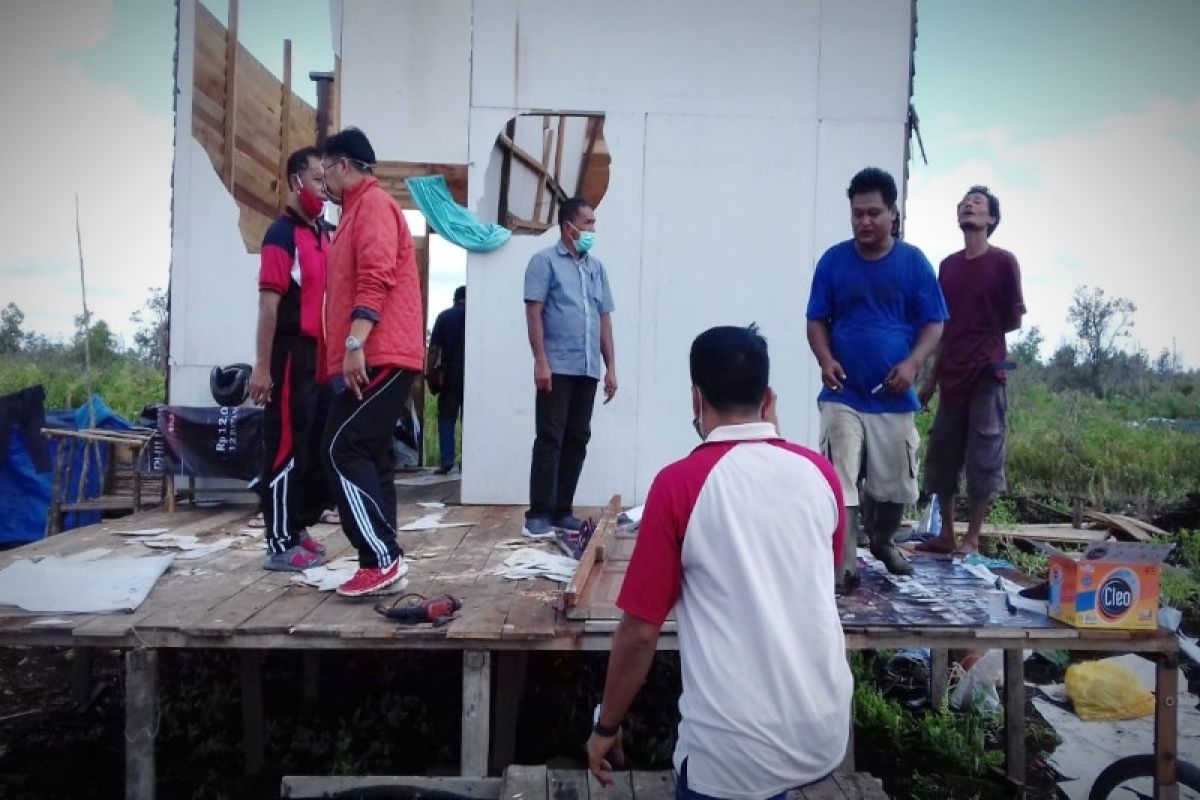 Angin kencang hantam tiga lokasi di Sampit, satu orang terluka