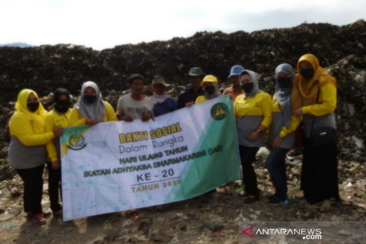 Pemulung di TPA Pasirbajing dapat sembako dari Kejari Garut