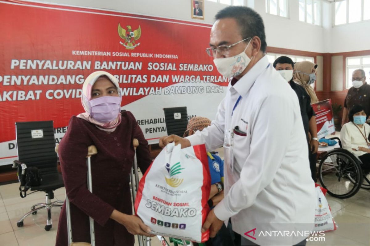 Bansos sembako Kemensos jangkau penyandang disabilitas di Bandung Raya