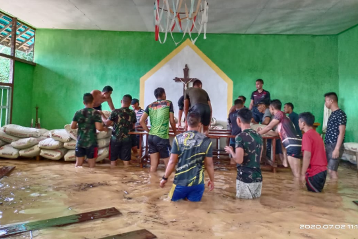 Satgas TMMD Regtas ke-108 Kodim 1203/Ktp tetap bekerja meski lokasi banjir