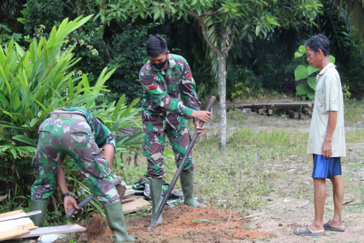 Personel TMMD manfaatkan waktu luang bantu warga Desa Beringin Rayo