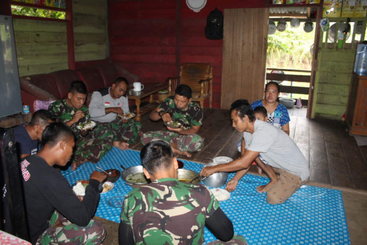 Nikmatnya sambal terasi bu Yandi buat anggota TMMD ketagihan