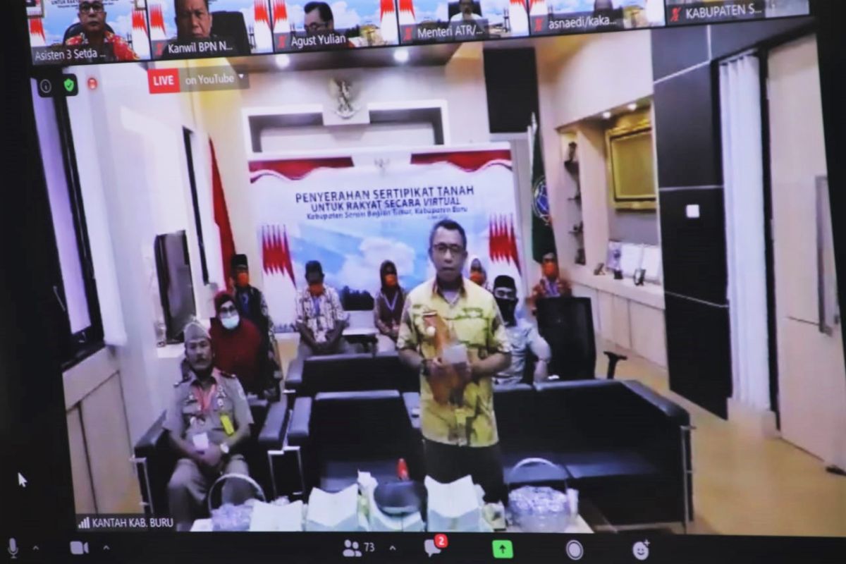 Menteri ATR/BPN  serahkan 2.971 sertifikat untuk warga SBT dan Buru