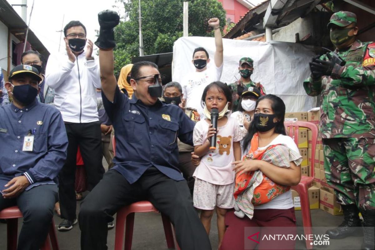 Bamsoet berikan bantuan bagi pemulung terdampak COVID-19