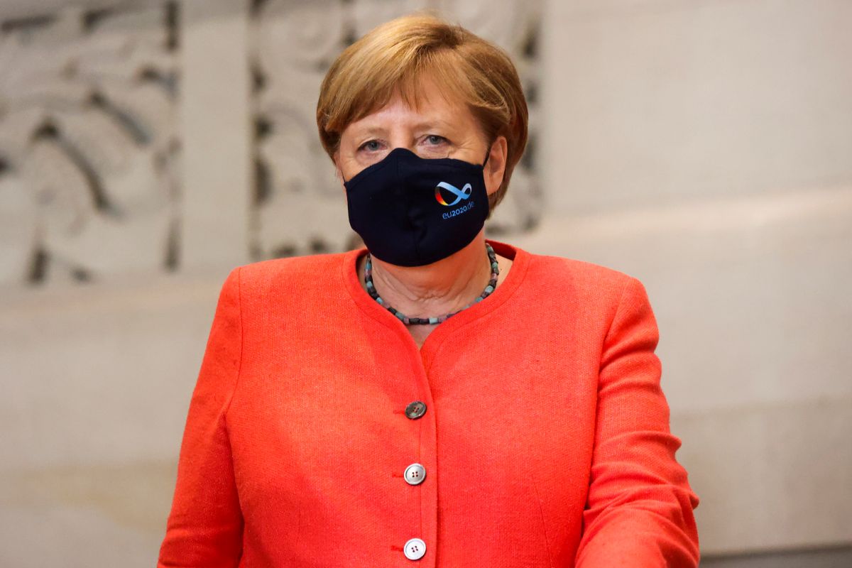 Kanselir Jerman Angela Merkel tampil pertama kali kenakan masker usai dikritik