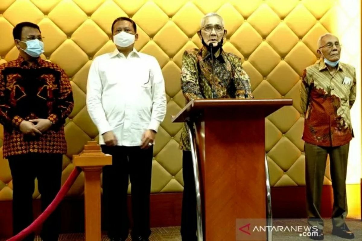 Tri Sutrisno dan Purnawirawan TNI-Polri dukung RUU HIP diganti