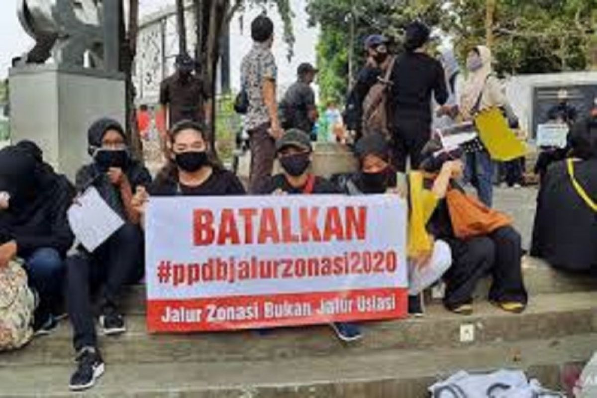 Aksi demo protes PPDB DKI berlanjut hingga ke Istana Merdeka
