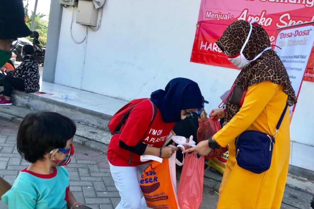 DLH Surabaya tegur puluhan gerai langgar aturan pembatasan kantong plastik