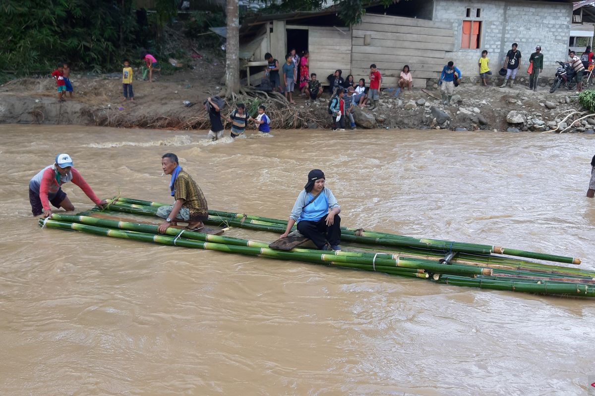 Banjir bandang di Suwawa Timur hanyut hanyutkan dua jembatan