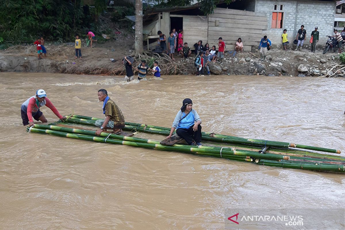 Dua jembatan di Suwawa Timur hanyut diterjang banjir