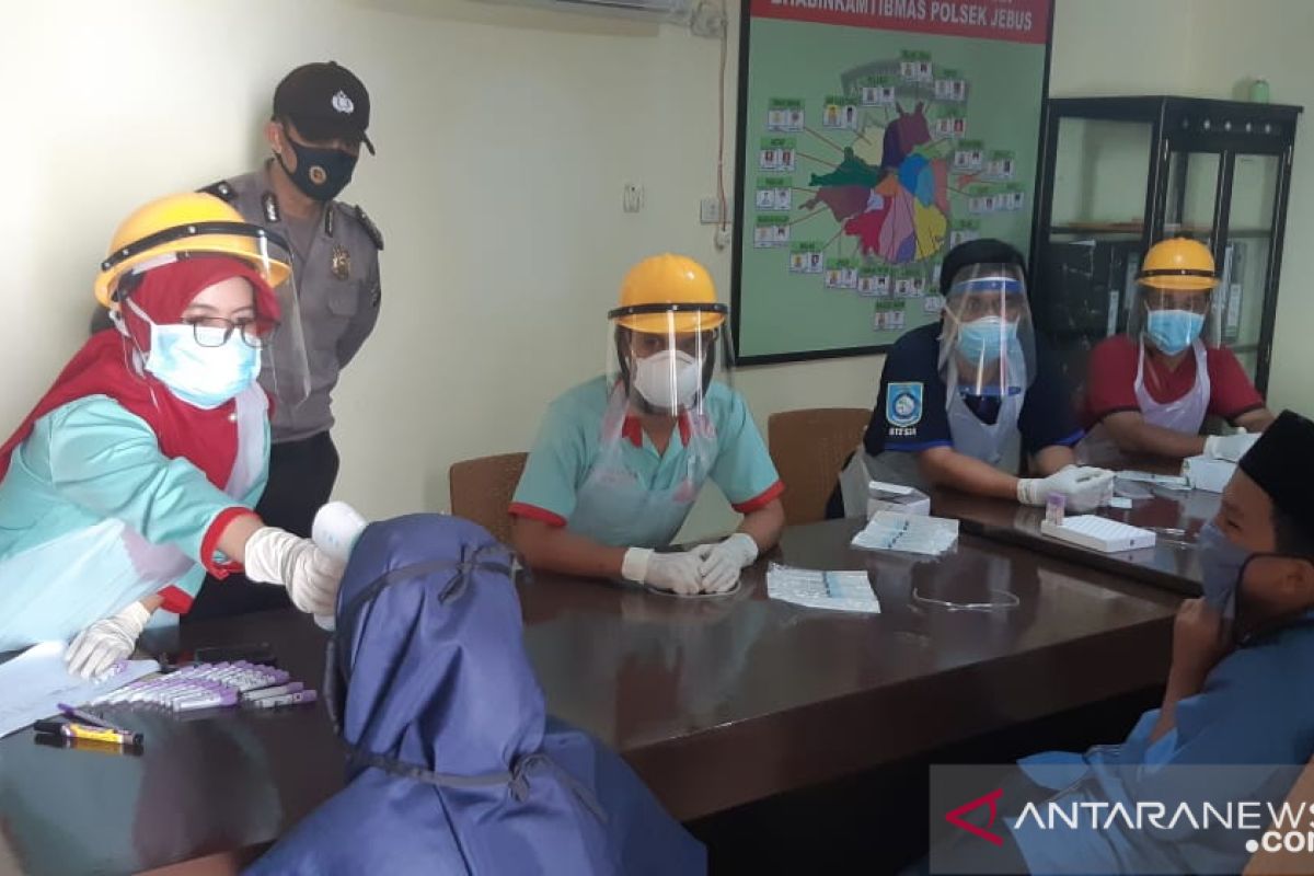 Polres Bangka Barat bantu tes cepat penghuni Pesantren Jebus