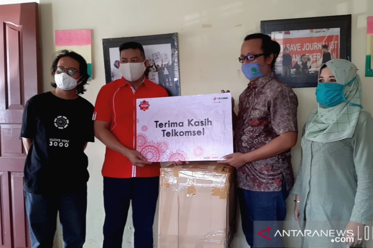 Telkomsel rangkul AJI Kota Pekanbaru bagikan masker ke warga