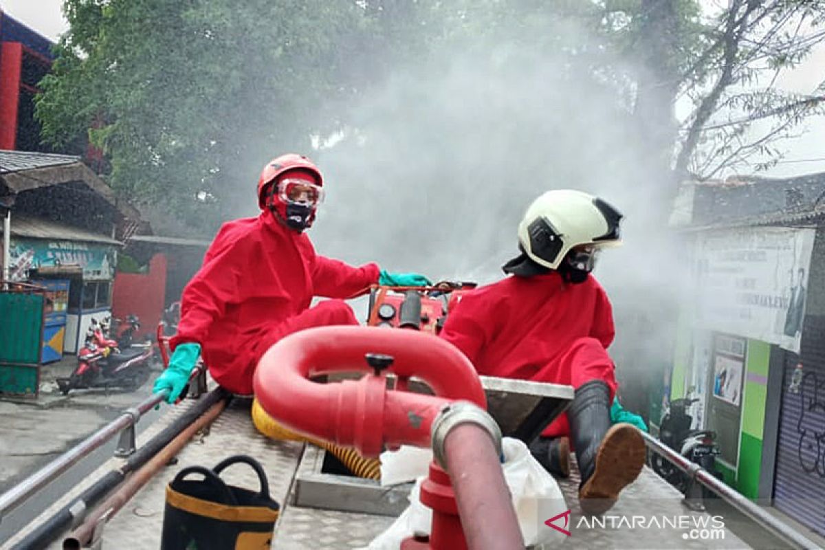 Damkar Jaktim lakukan penyemprotan disinfektan di 17.551 lokasi