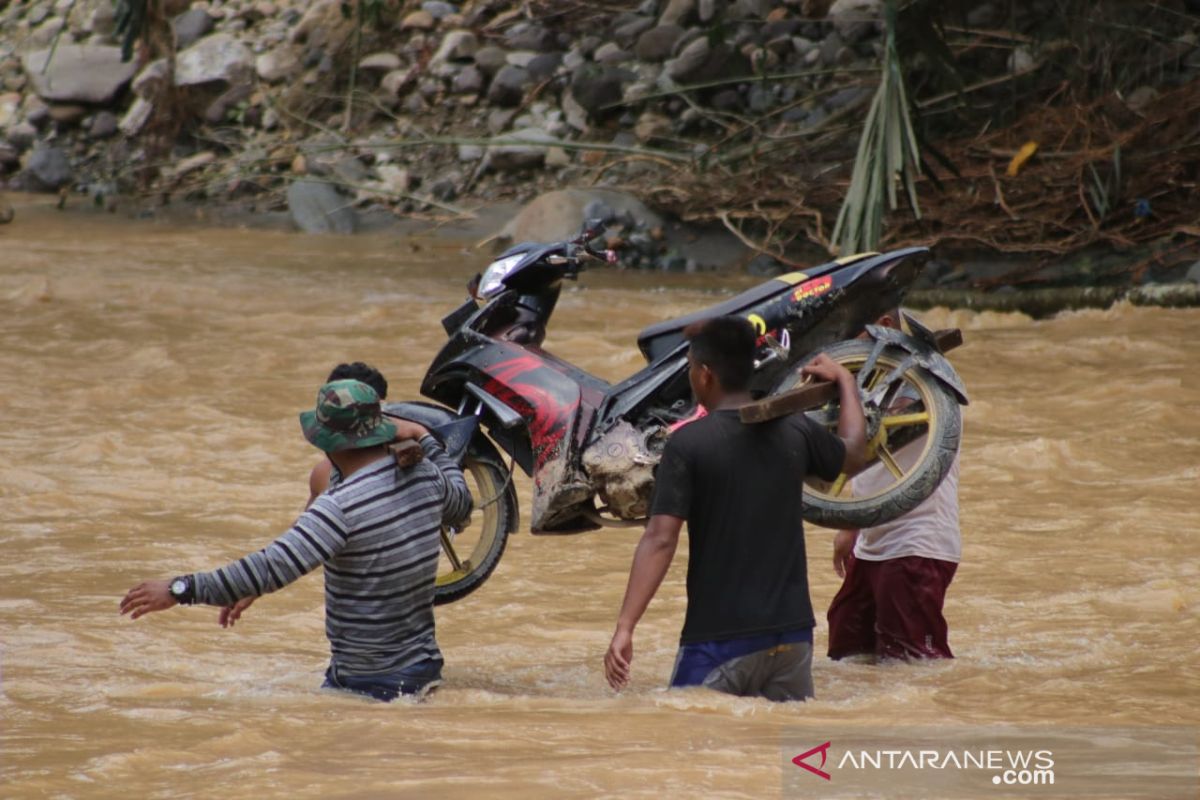 Dua jembatan di Suwawa Timur hanyut diterjang banjir