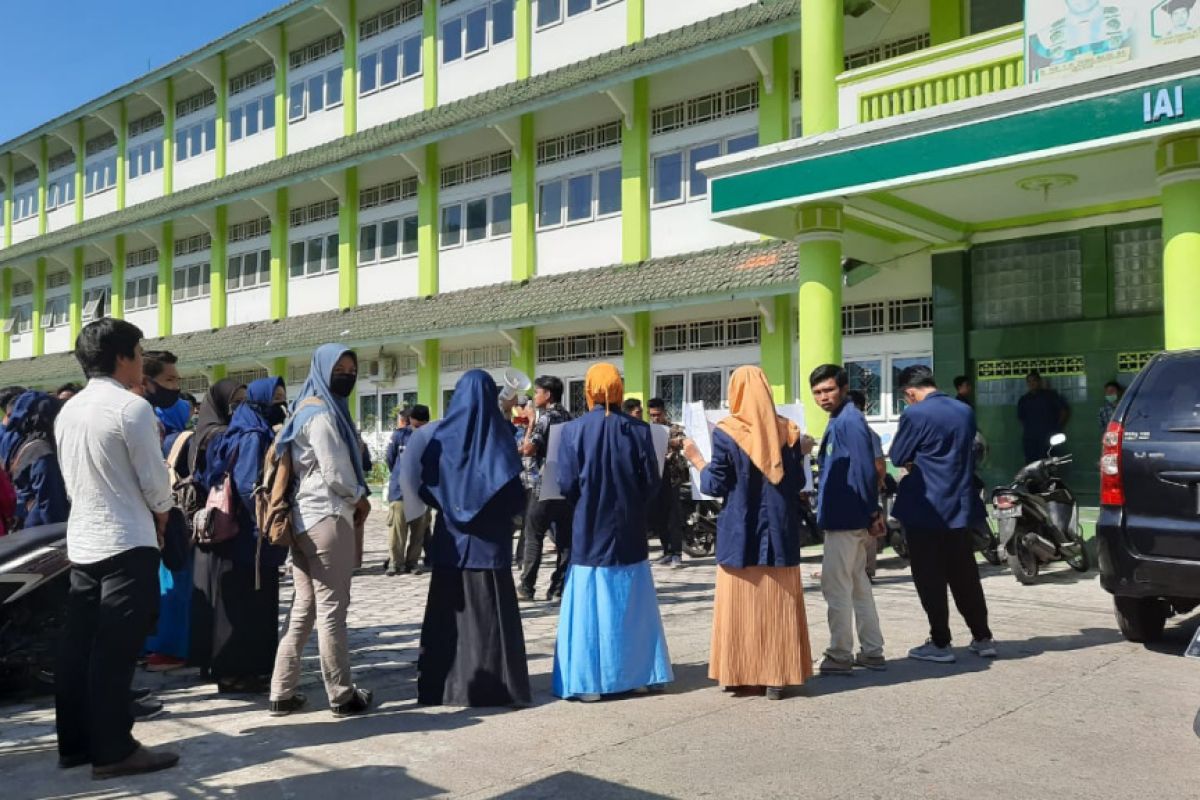 Puluhan mahasiswa IAIH Pancor demo rektorat menuntut SPP diturunkan
