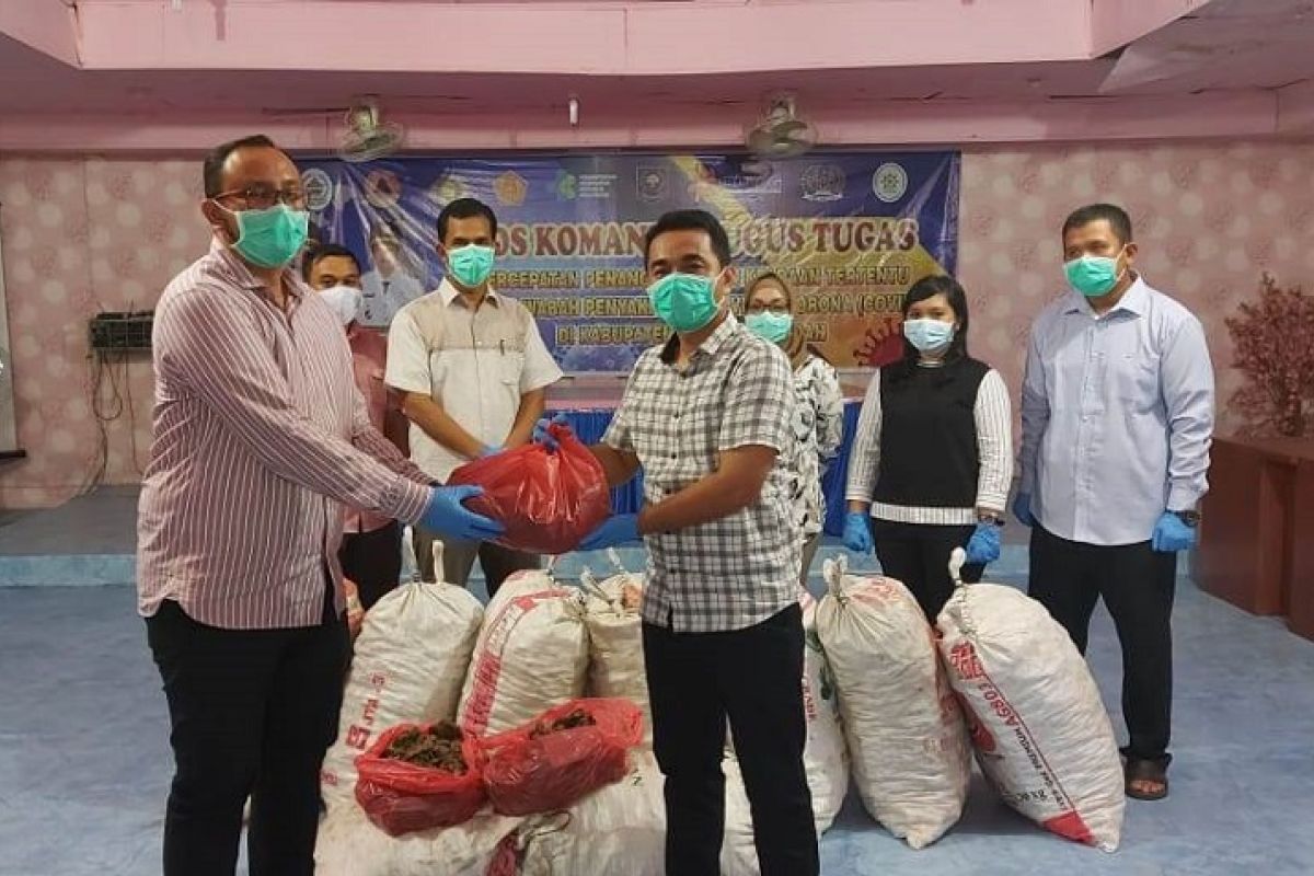Bupati Tapteng berikan 450 Kg jahe merah kepada tenaga medis