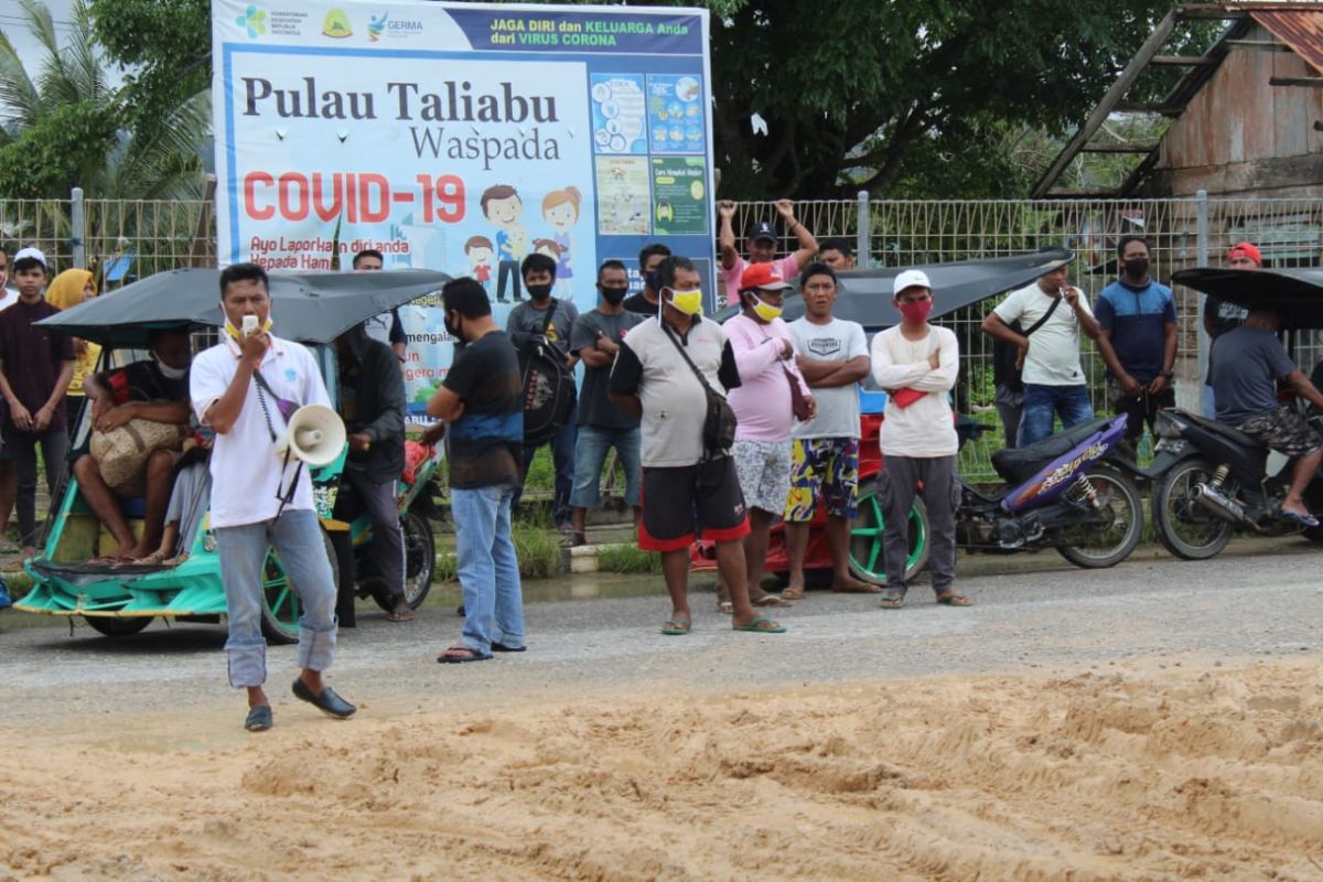 Tim Dinkes Malut didemo warga Kabupaten Pulau Taliabu