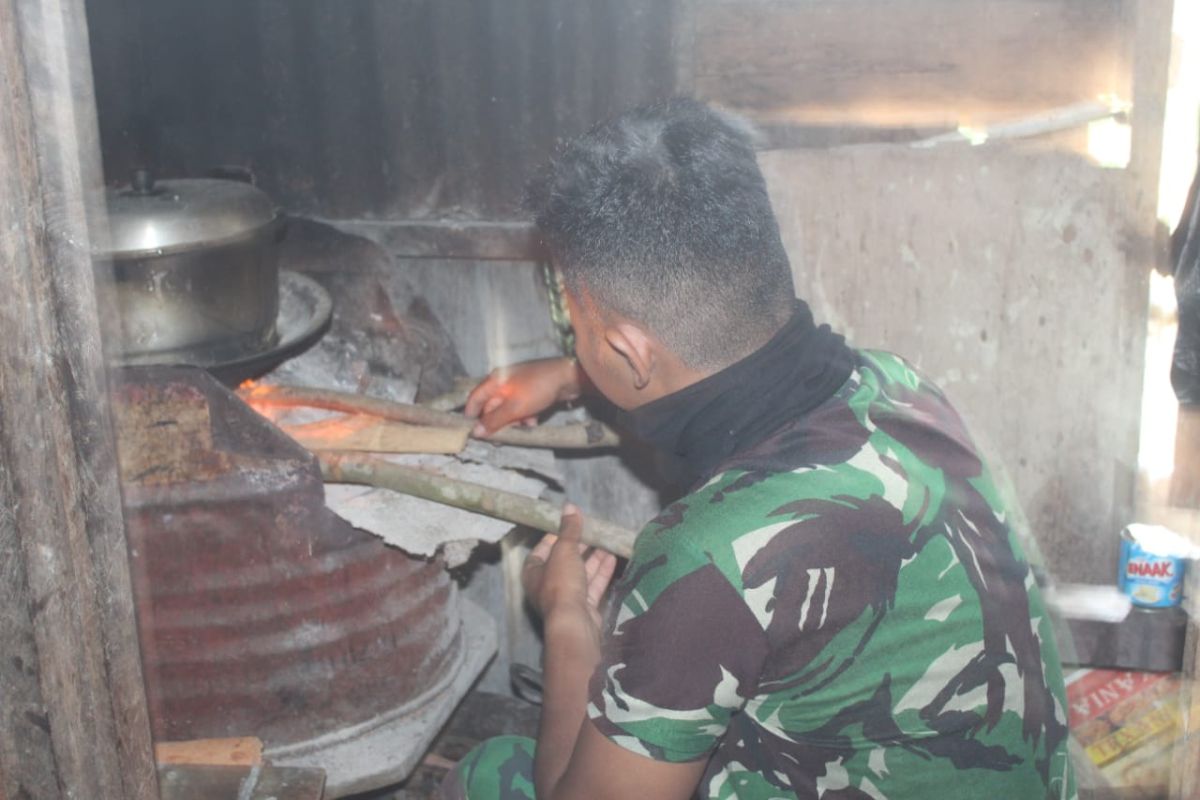 Tinggal di rumah warga, anggota TMMD tak segan-segan untuk berbaur