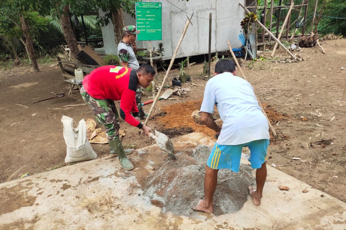 Warga bersemangat bantu pasang pondasi tiang PJU