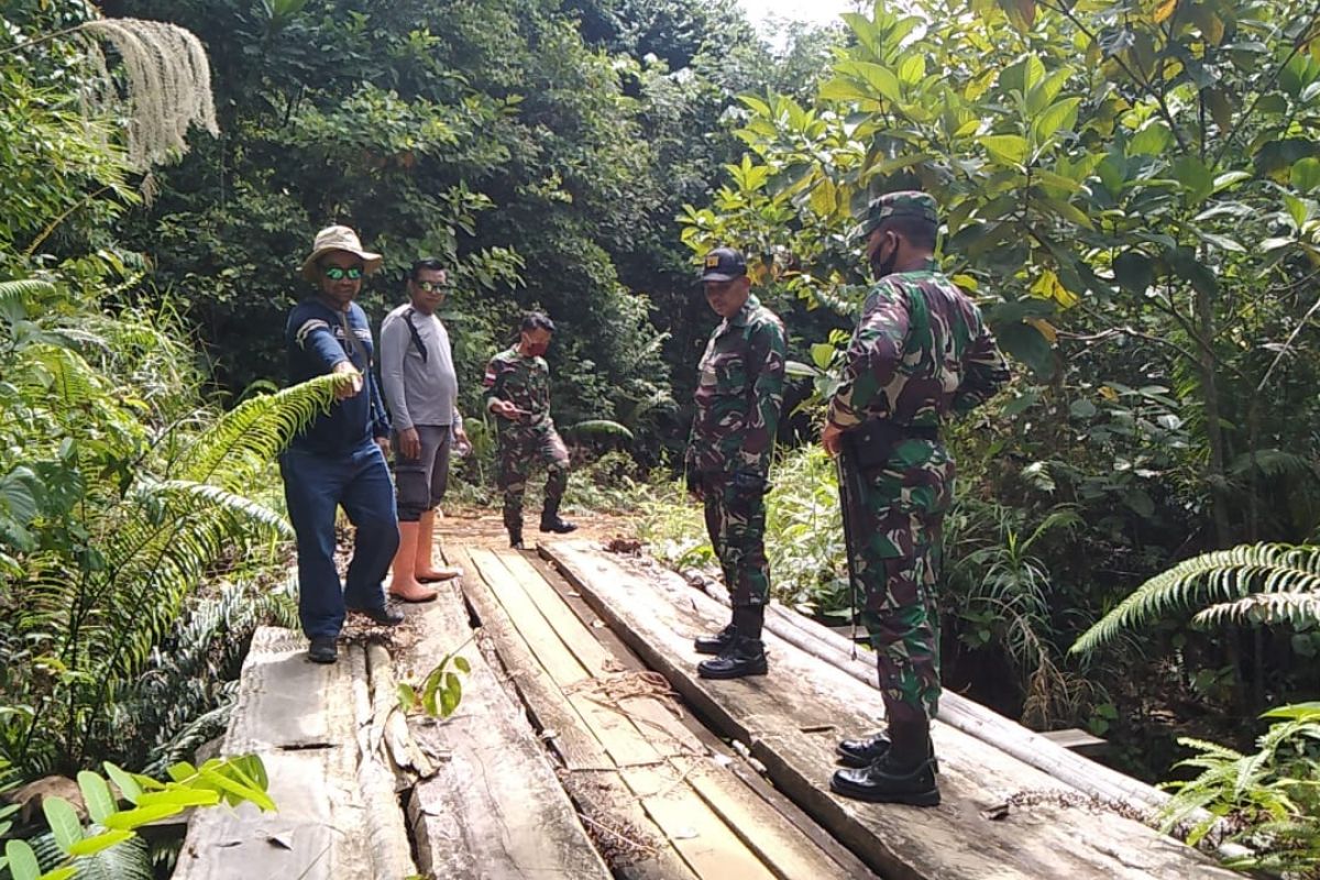 Dandim 1206 Putussibau tinjau pelaksanaan TMMD di daerah perbatasan