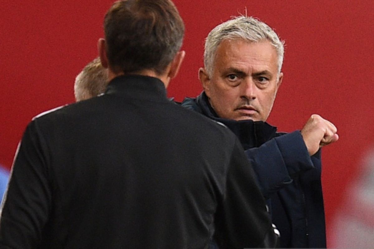 Jose Mourinho rela langgar social-distancing demi Carlo Ancelotti