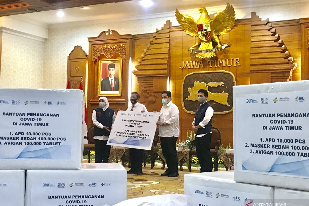 Menteri BUMN  serahkan bantuan penanganan COVID-19 di Jatim