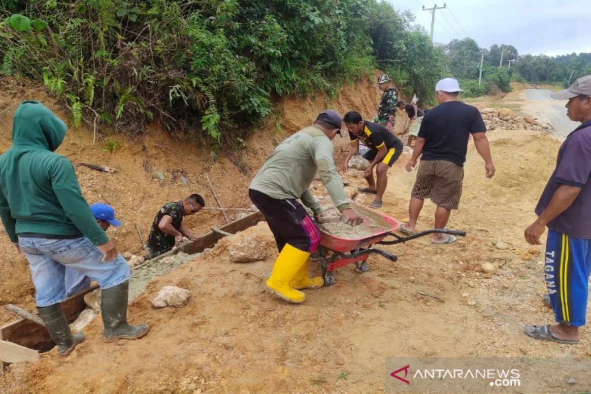 Satgas TMMD-warga bersinergi bangun drainase di Konawe Kepulauan