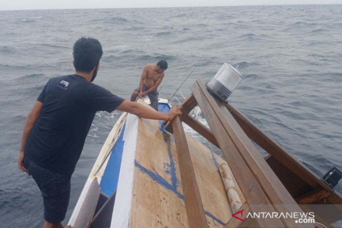 Di Buton, kapal pemandu wisata mati mesin akibat dihantam ombak