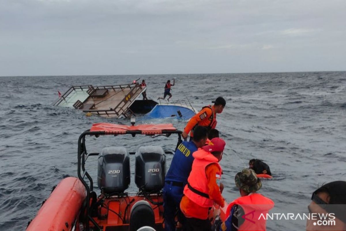 Lima penumpang kapal mati mesin di perairan Buton dievakuasi SAR