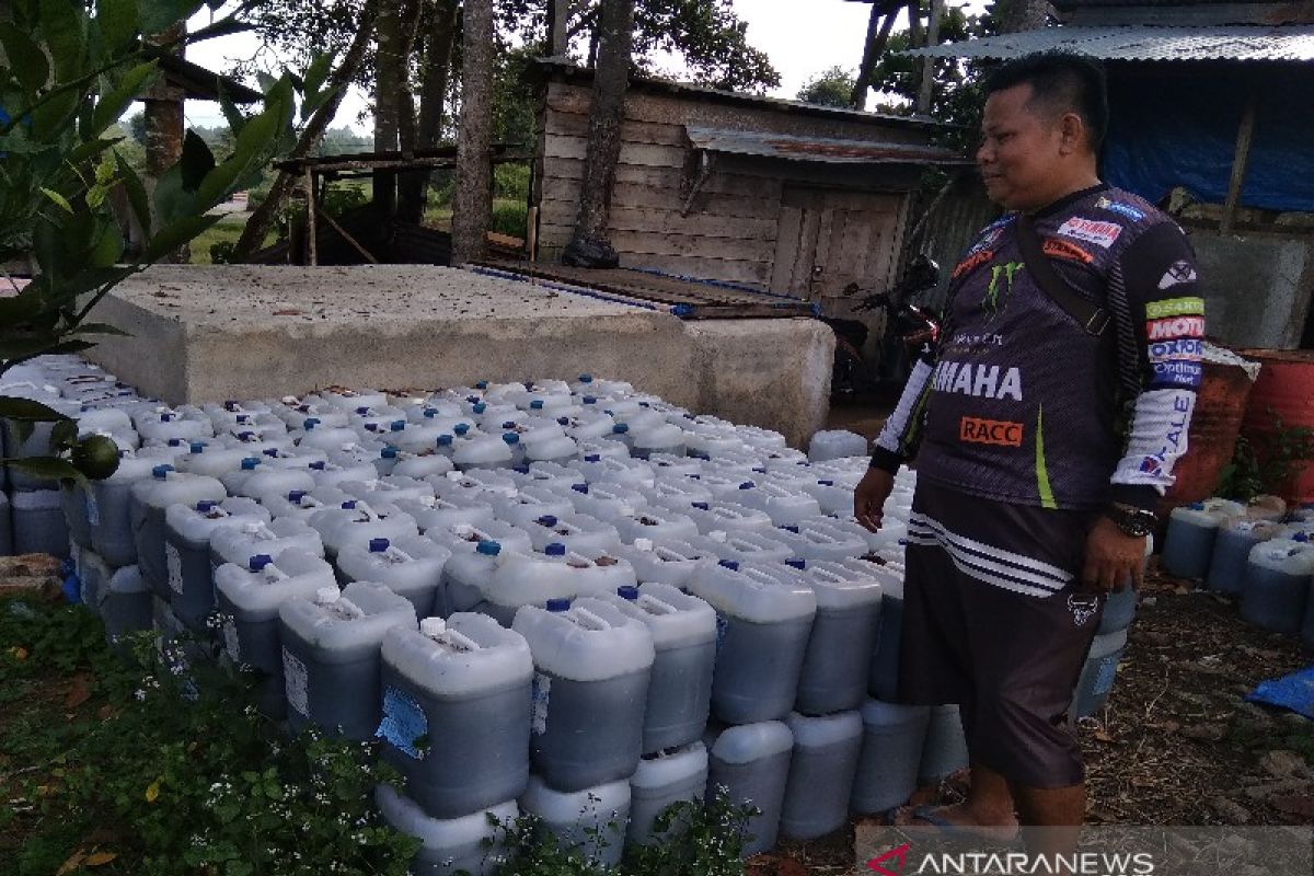 Gagal raih gelar sarjana pertanian, Aiptu Manahasa sulap kotoran kambing jadi pupuk cair