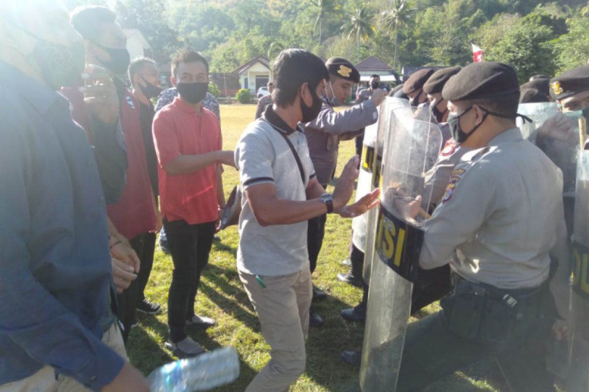 Sat Sabhara Polres Sumbawa Barat sekuat tenaga hadang pengunjuk rasa yang mengamuk