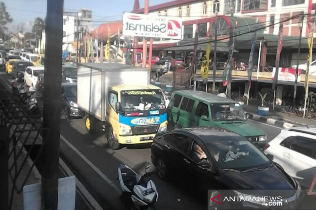 Macet, jalur wisata Puncak-Cianjur