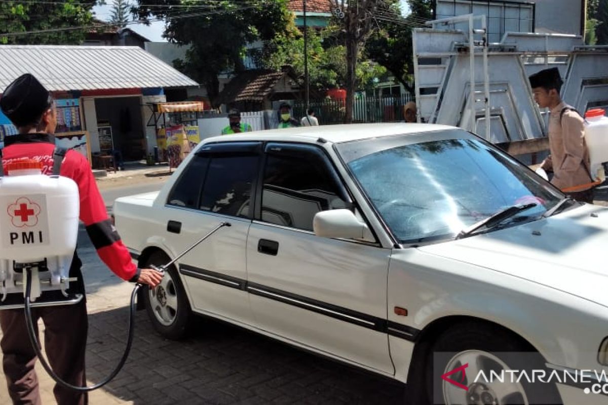 Cegah COVID-19 secara mandiri, santri manfaatkan 'sprayer' bantuan PMI