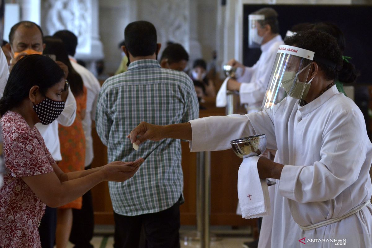Gereja Katedral Denpasar buka kembali peribadatan dengan protokol kesehatan