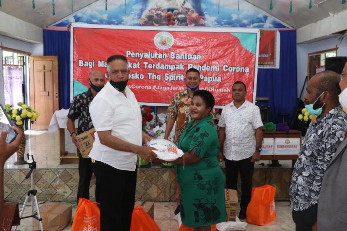 Kapolda Papua serahkan bahan pokok di gereja El Roi Sentani Jayapura