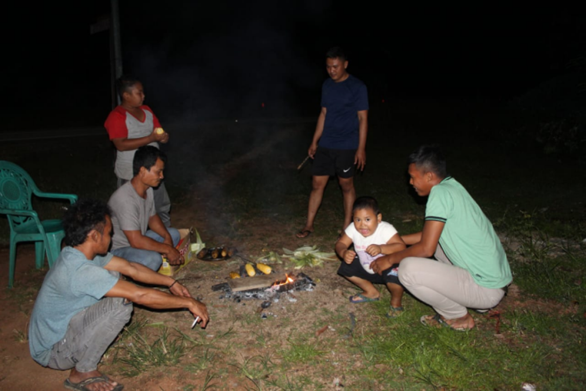 Warga Beringin Rayo suguhkan jagung bakar ke anggota TMMD