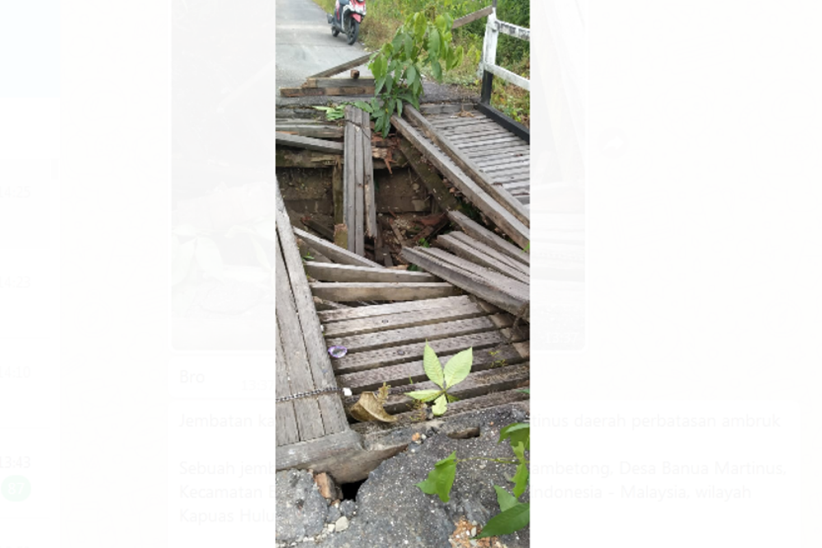 Jembatan kayu sungai Lambetong Banua Martinus daerah perbatasan ambruk