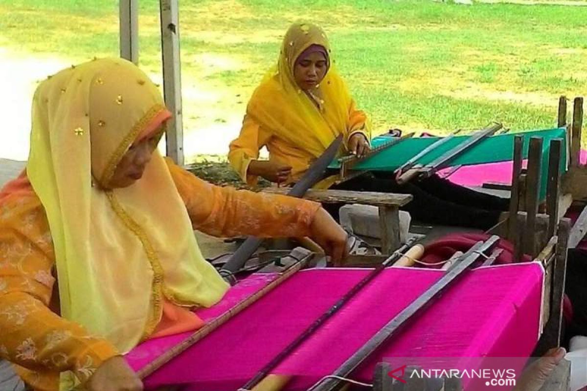 Mereka yang beruntung dan merugi di tengah COVID-19